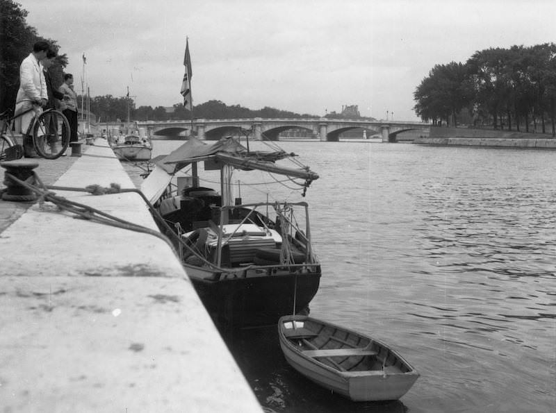 Daphne förtöjd vid Pont Alexandre III ... (1948)