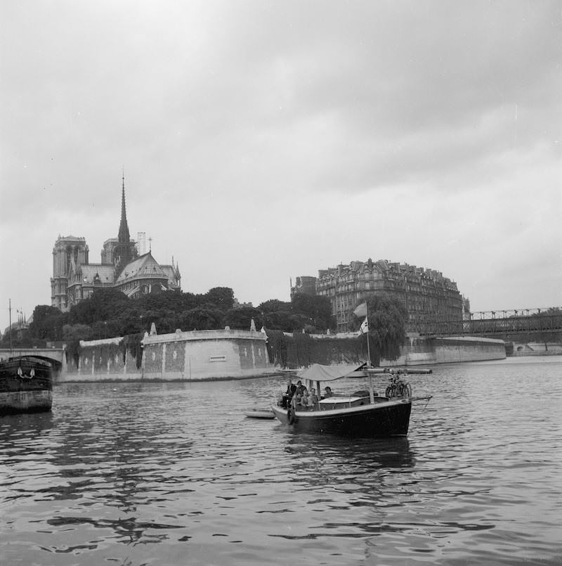 Daphne i Paris med Notre Dame ... 