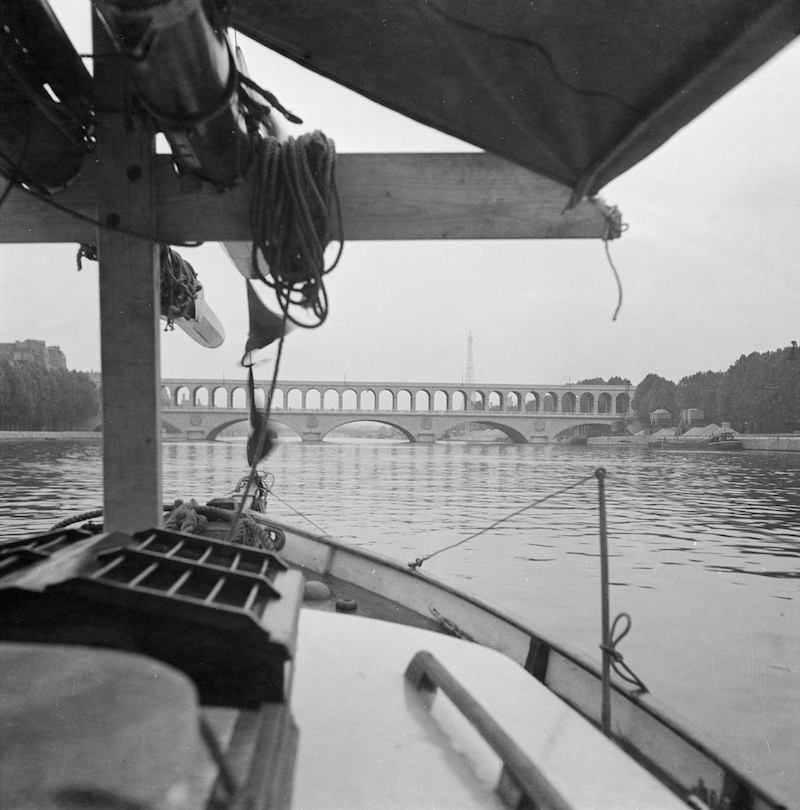 Ankomst till Paris. Bron är den gamla viaduc d'Auteuil som revs 1959 och ersattes 1963 av nuvarande bron Pont du Garigliano. I bakgrunden syns Eiffeltornet