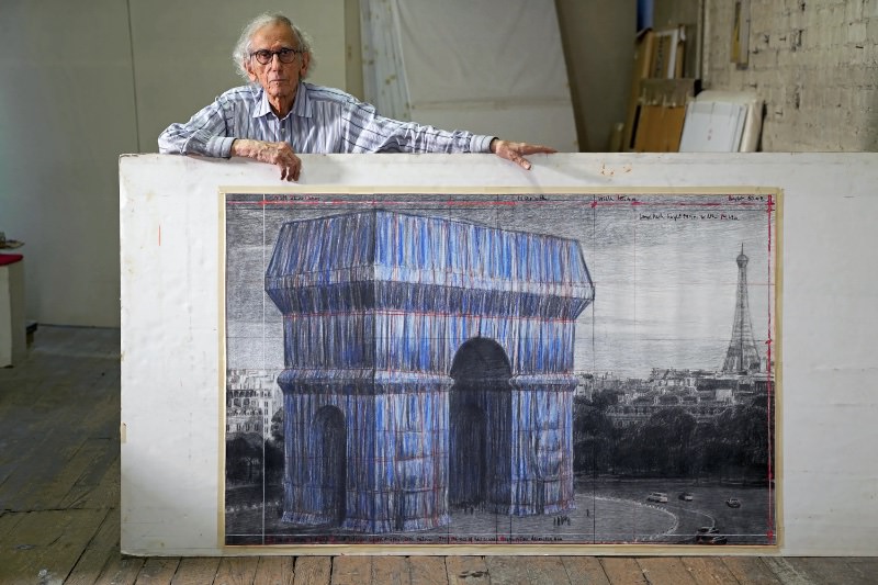 L'Arc de Triomphe empaqueté par l'équipe Christo et Jeanne-Claude du 18 septembre au 3 octobre 2021