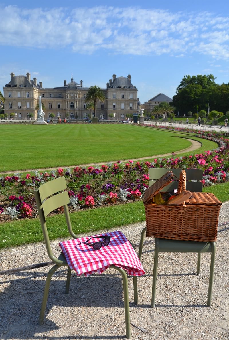 Un pique-nique au Jardin du Luxembourg avec le panier pique-nique de l'Hôtel les Dames du Panthéon